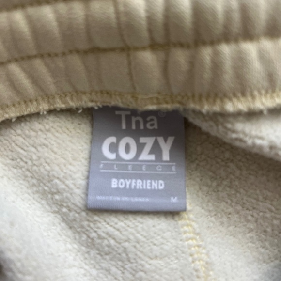Aritzia TNA Cozy Fleece Boyfriend Shorts Elastic Waistband Pale Yellow Size M - Picture 5 of 7